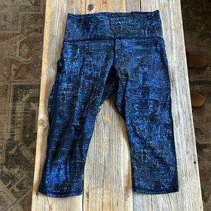 Lululemon running/workout crop legging, city satellite view pattern, size 8
